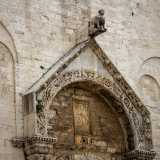 Il pezzo pregiato � per� il protiro, costituito da un timpano triangolare in cui � girato un fastoso archivolto, impostato sugli abachi dentellati sovrastanti i capitelli delle colonne ottagonali